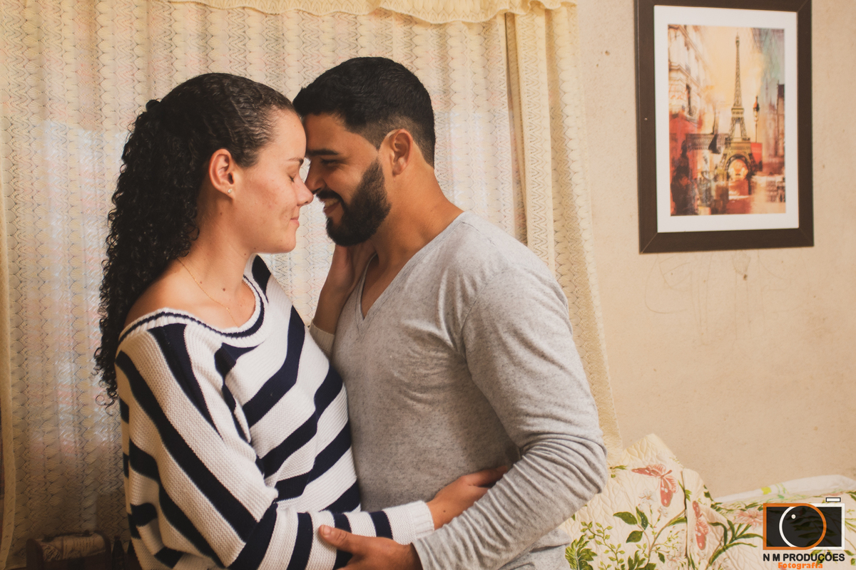 Casal Marina e Welington com os olhos fechados
