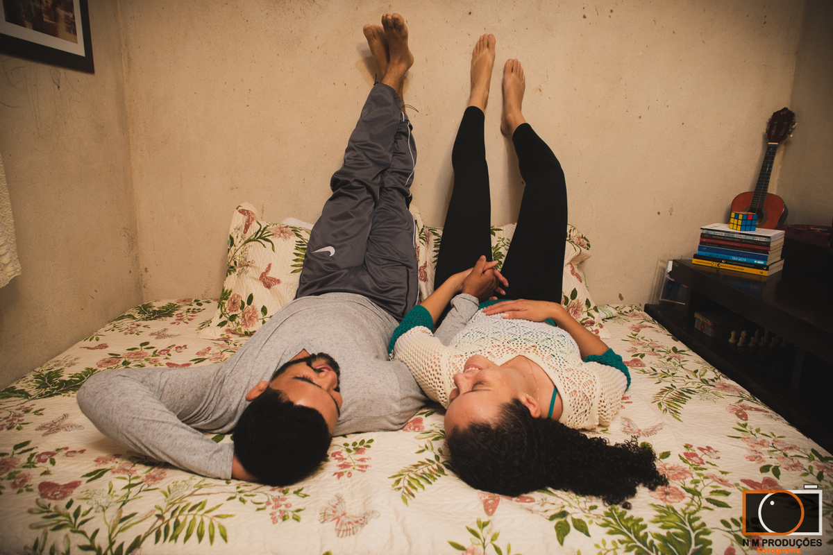 Casal Marina e Welington de pernas para cima