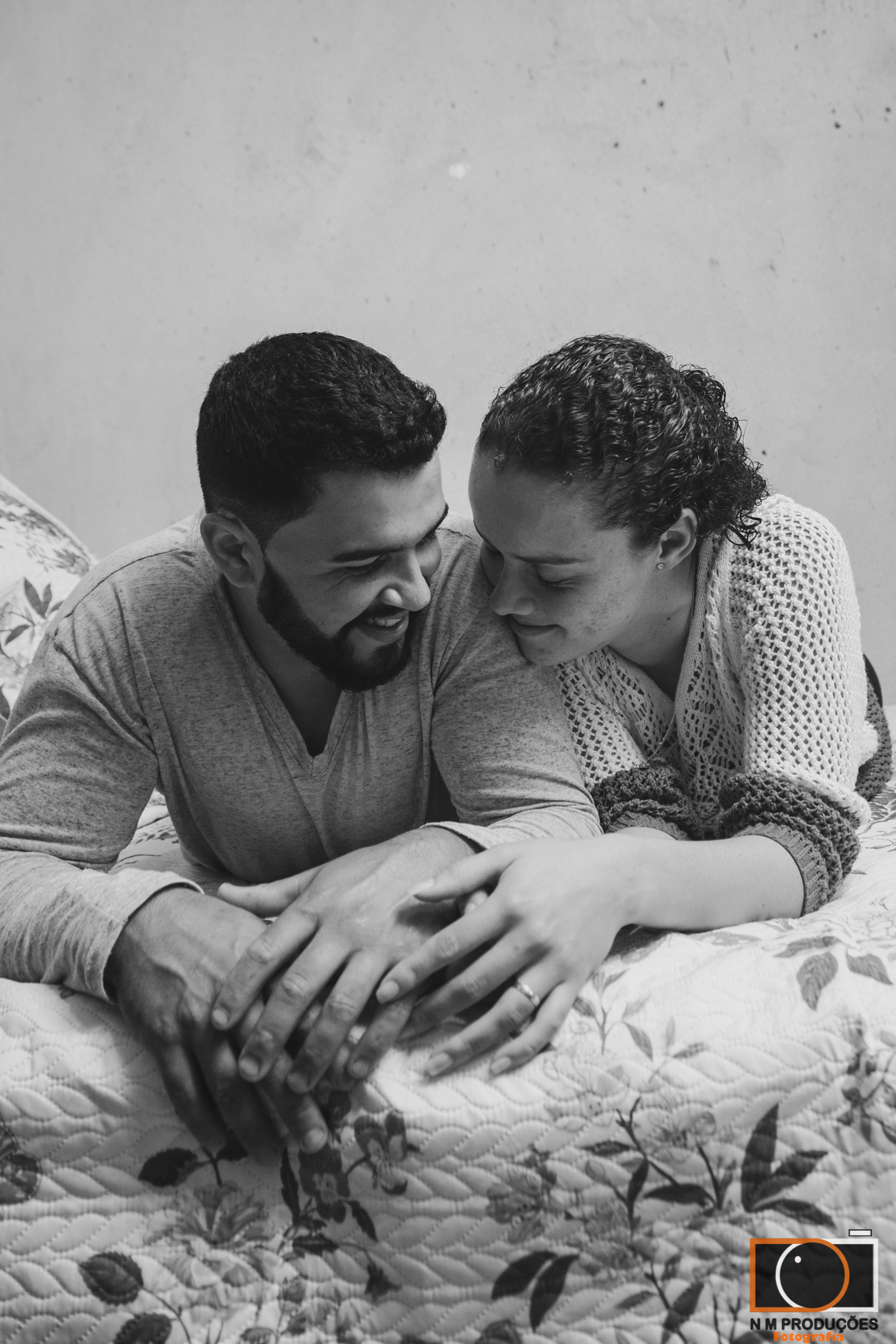 Casal Marina e Welington ao lado do outro sorrindo