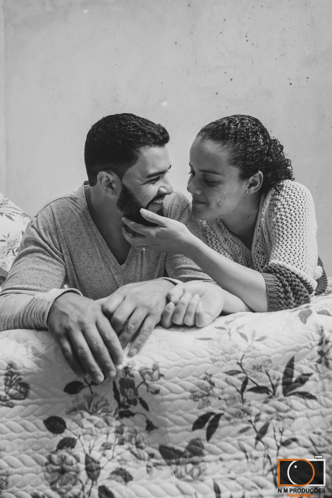 Casal Marina e Welington ao lado do outro fazendo carinho