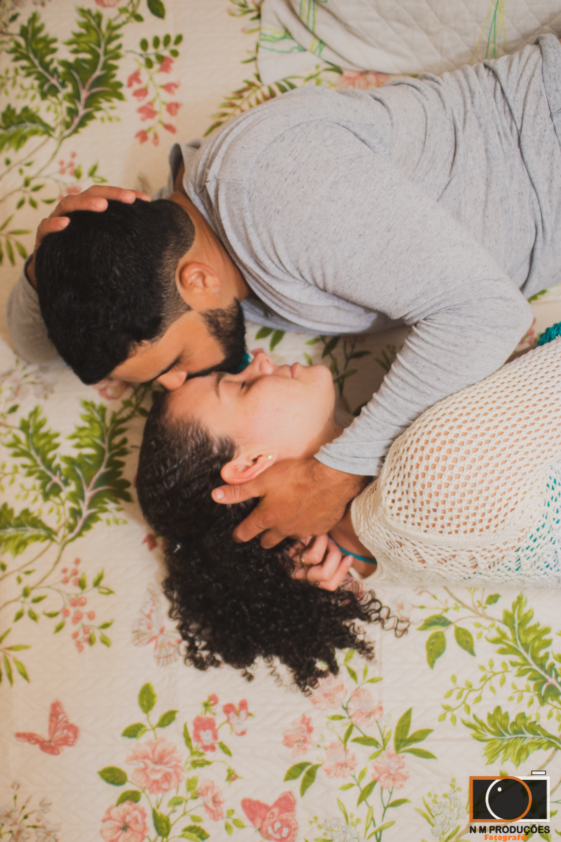 Casal Marina e Welington deitados fazendo carinho