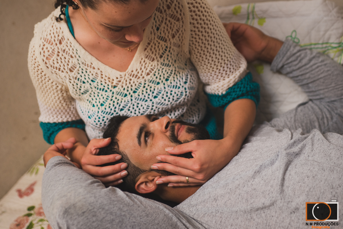Casal Marina e Welington deitados fazendo carinho e olhando