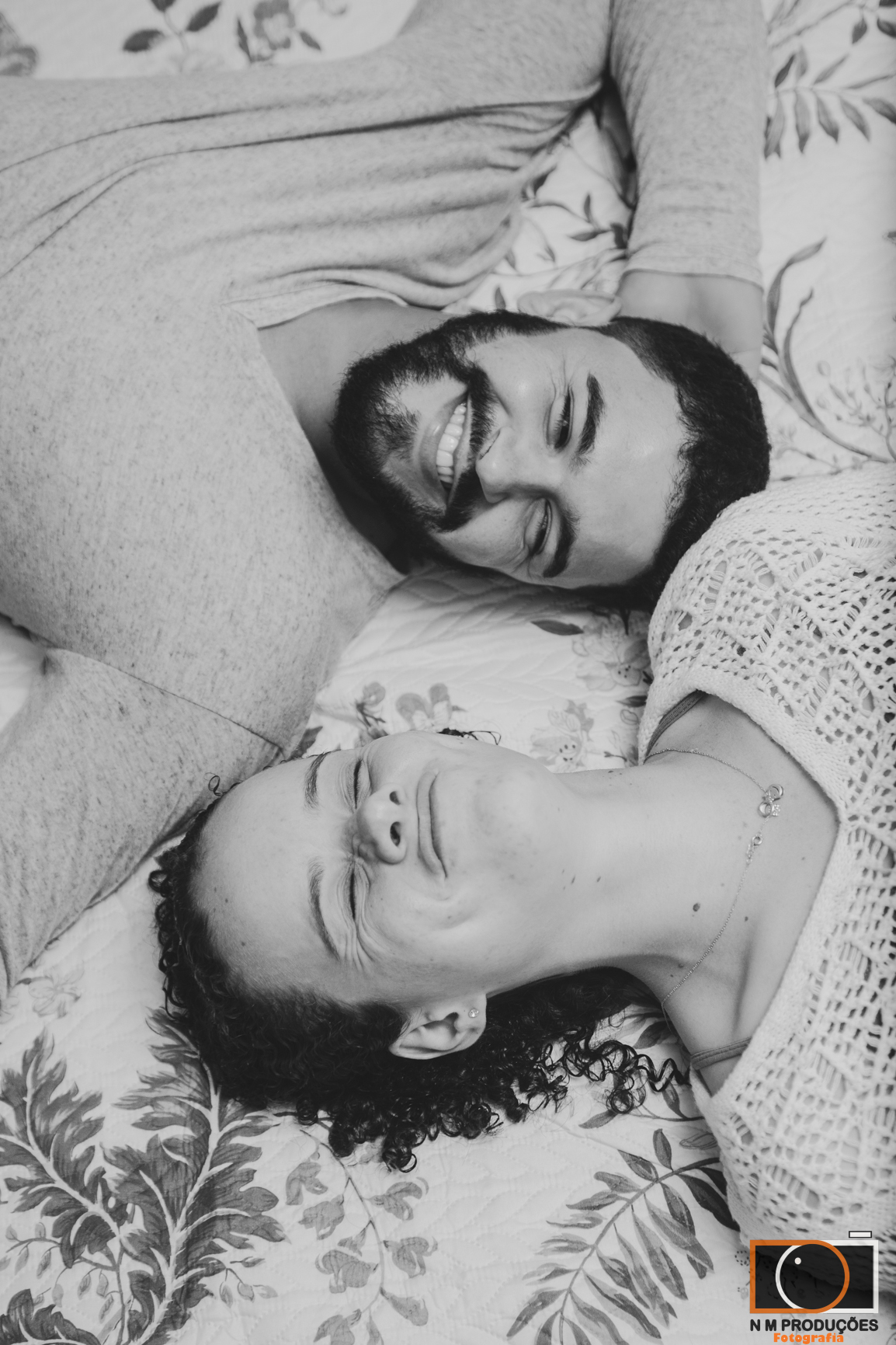 Casal Marina e Welington sorrindo fazendo careta