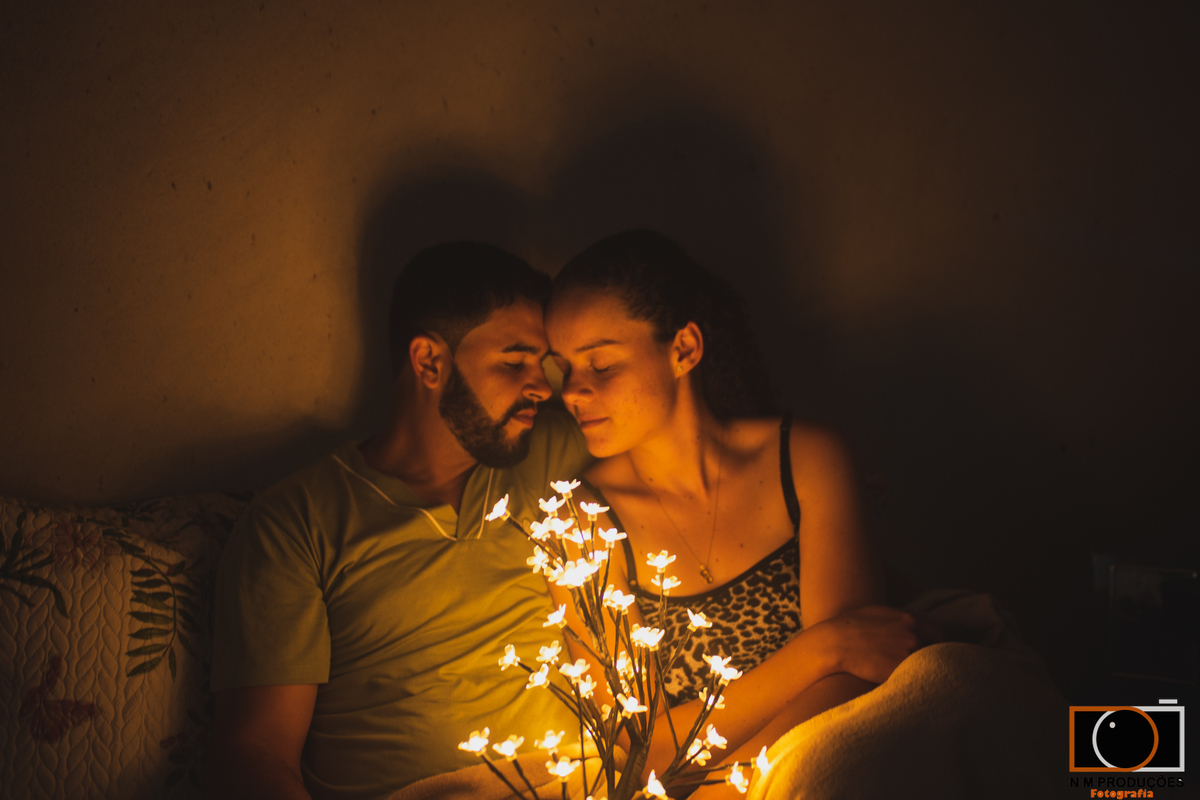 Casal Marina e Welington na cama olhando com amor