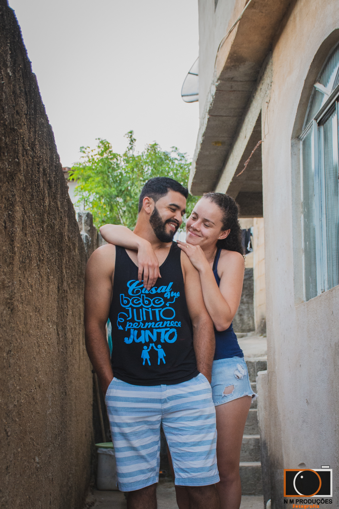 Casal Marina e Welington abraçados e sorrindo