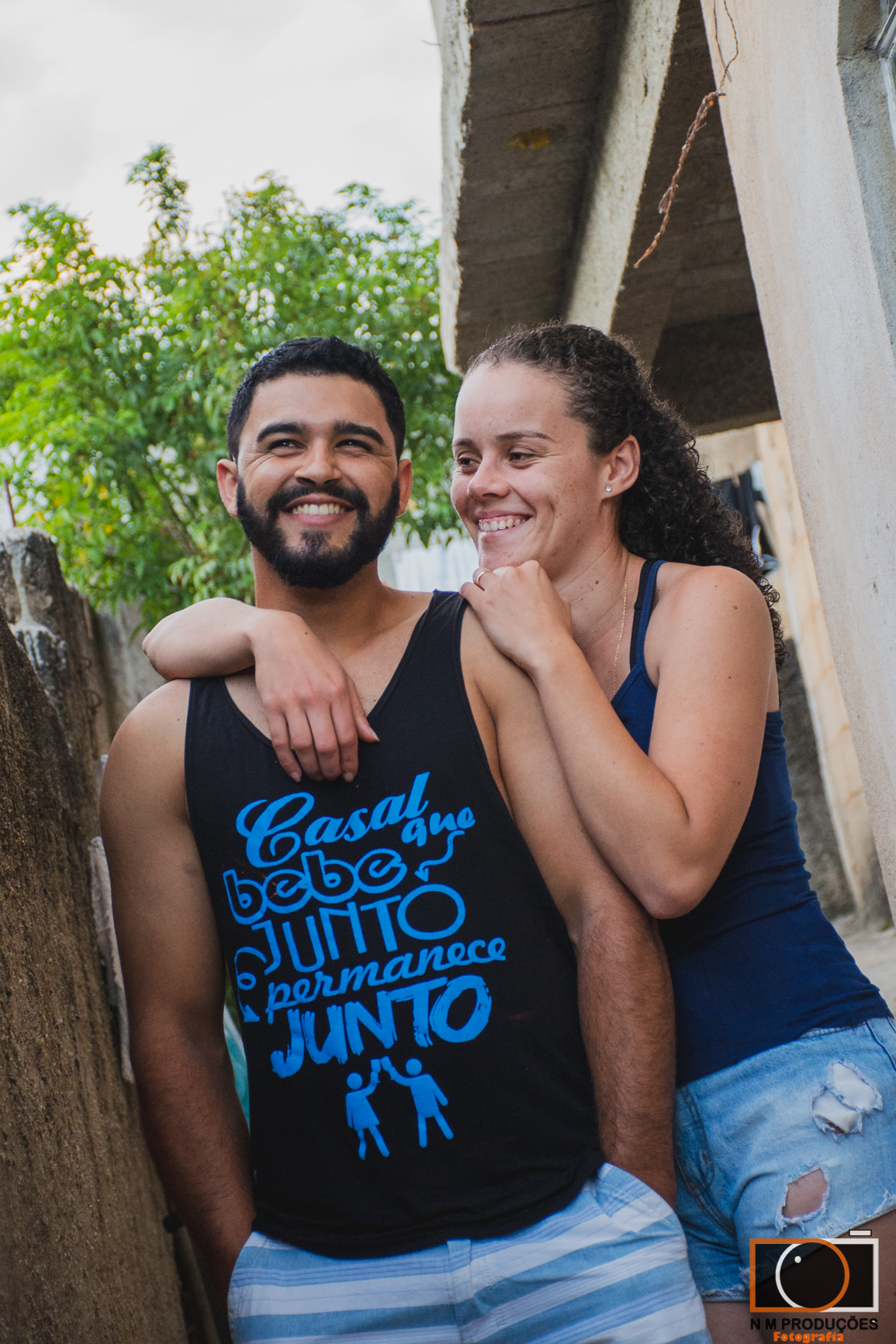 Casal Marina e Welington abraçados e sorridentes