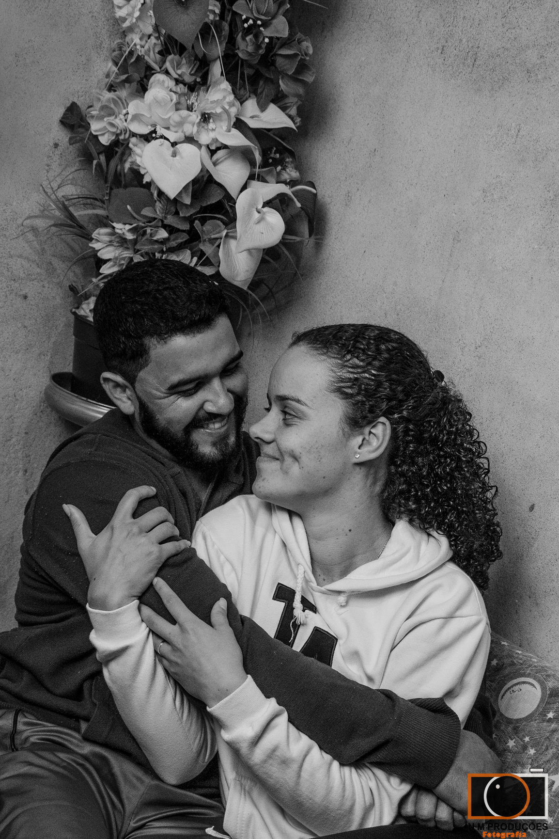 Casal Marina e Welington abraçados no sofá