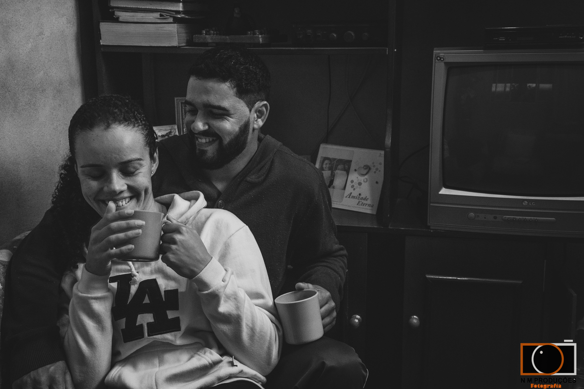 Casal Marina e Welington no sofá tomando café