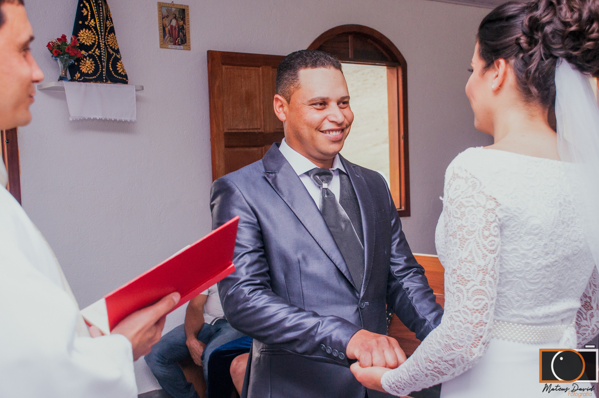 Casamento de Caroline e Adilson noivo sorrindo