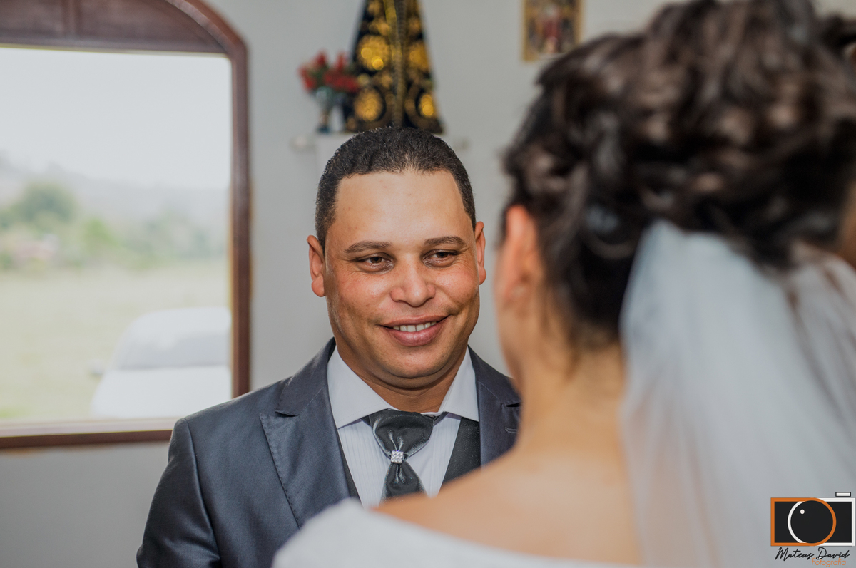 Casamento de Caroline e Adilson noivo olhar feliz