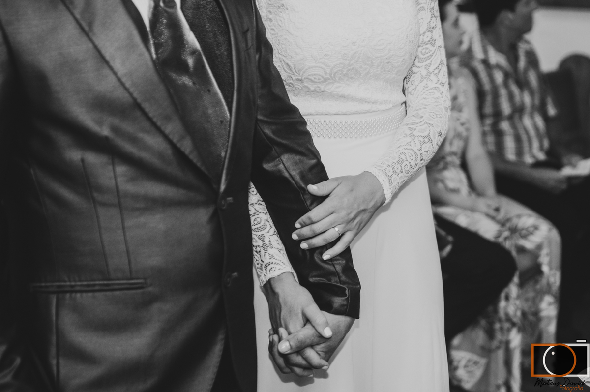 Casamento de Caroline e Adilson mãos das após as alianças