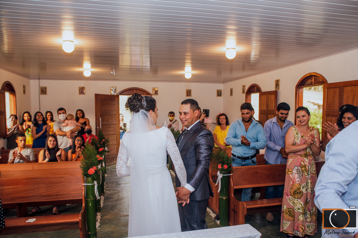 Casamento de Caroline e Adilson convidados dando os parabéns
