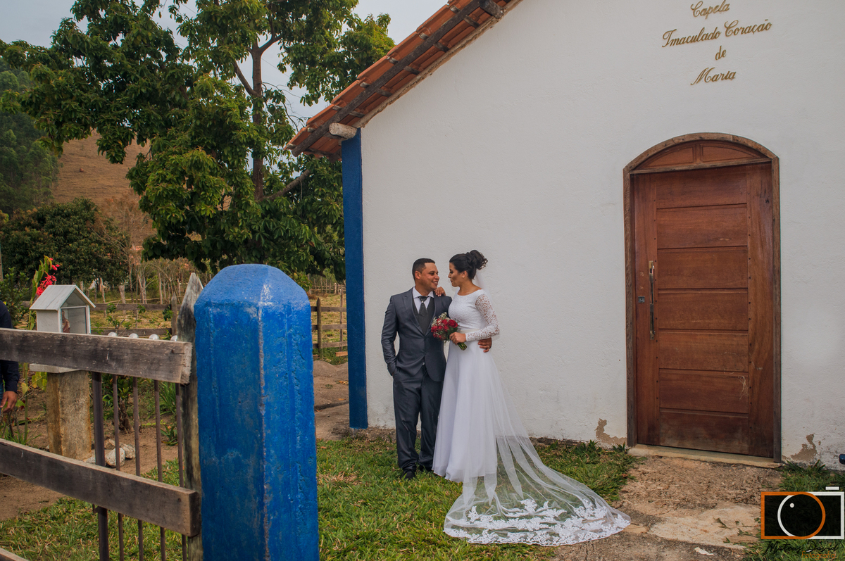 Casamento de Caroline e Adilson porta da igreja
