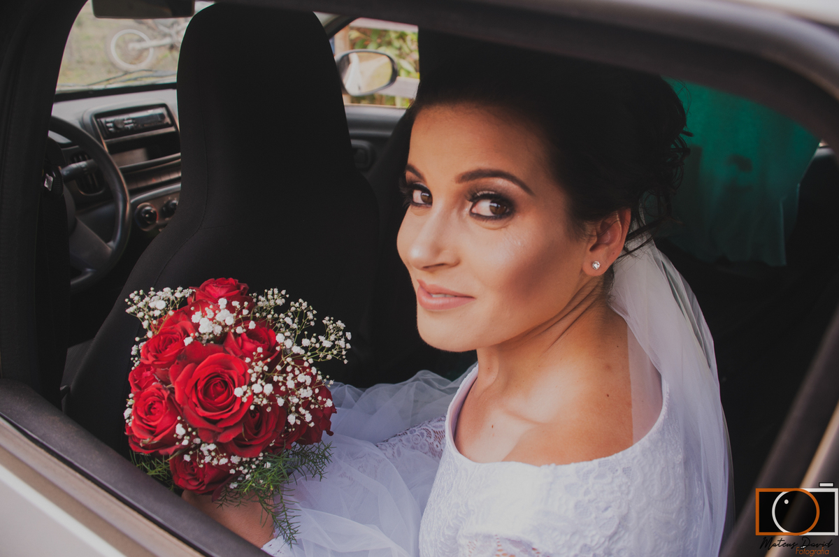 Casamento de Caroline e Adilson no carro olhar feliz