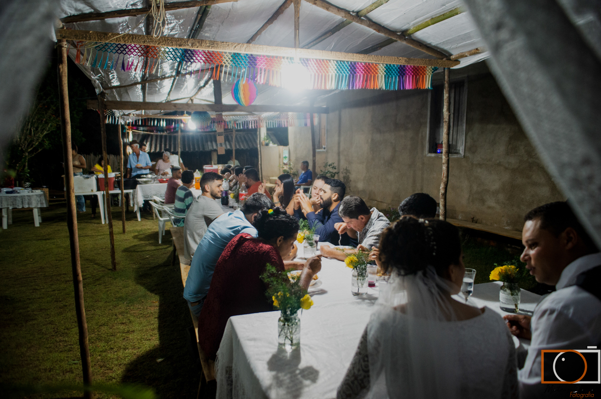 Casamento de Caroline e Adilson sentados na mesa de jantar