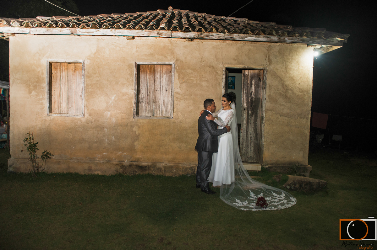 Casamento de Caroline e Adilson porta de casa