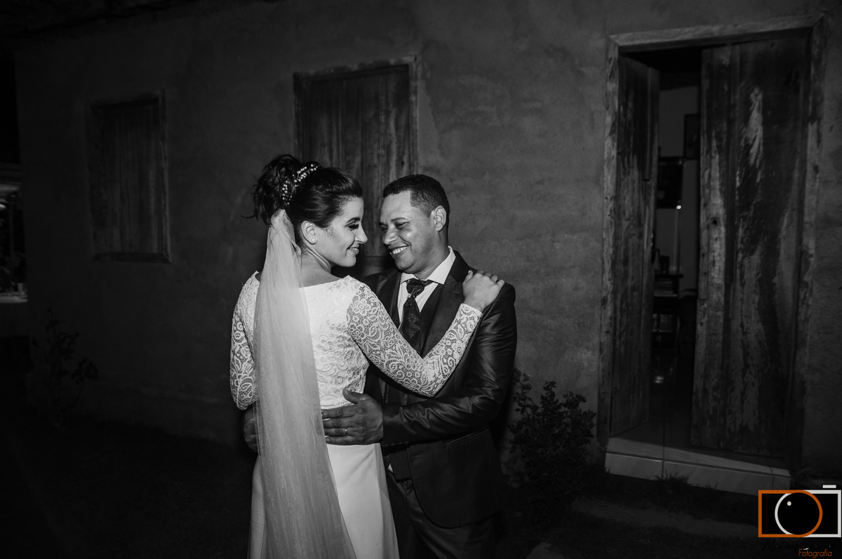 Casamento de Caroline e Adilson porta da casa sorrindo