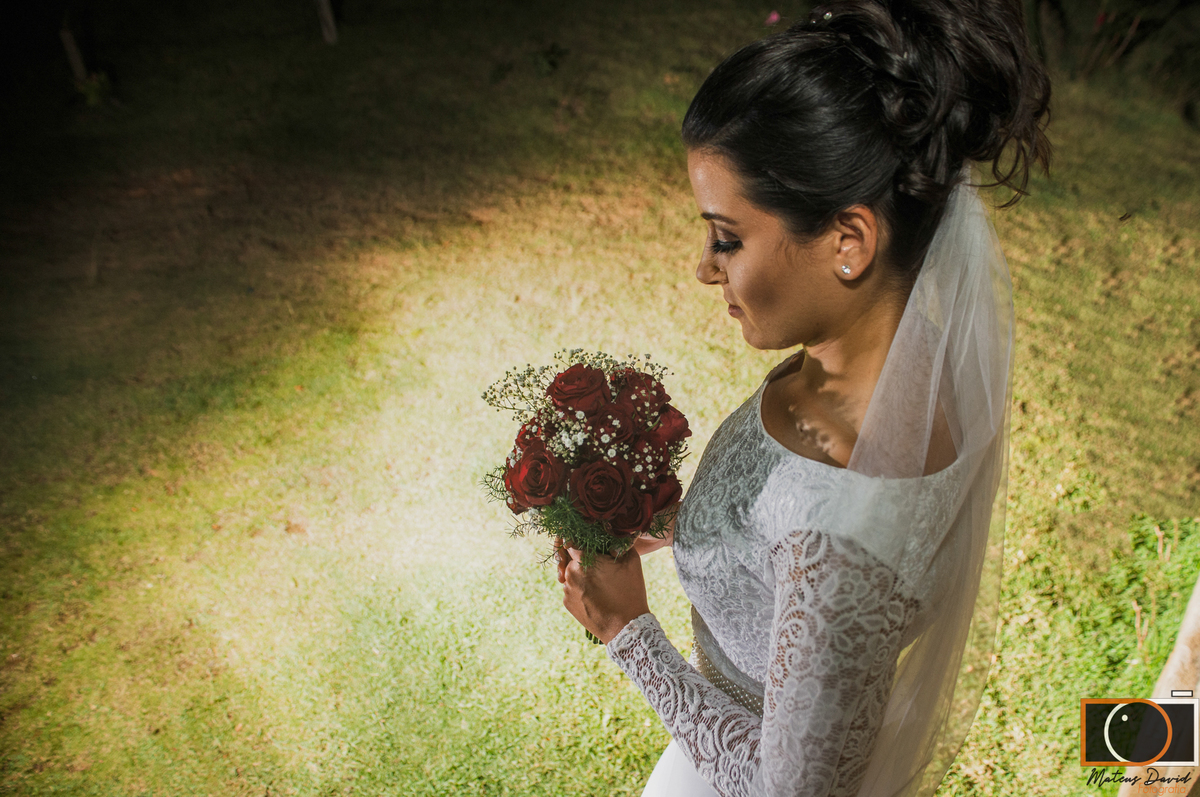 Casamento de Caroline e Adilson noiva com buquê e luz