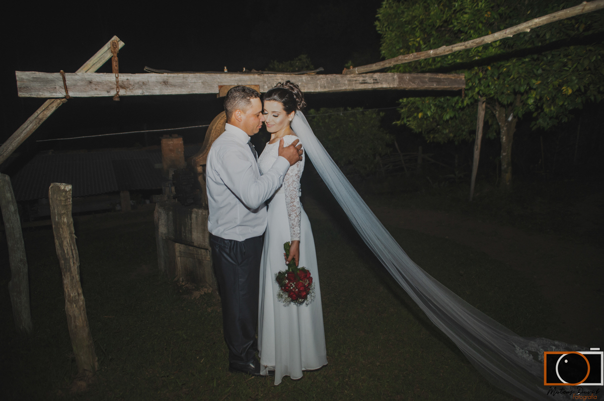 Casamento de Caroline e Adilson abraçados sorrindo no engenho 