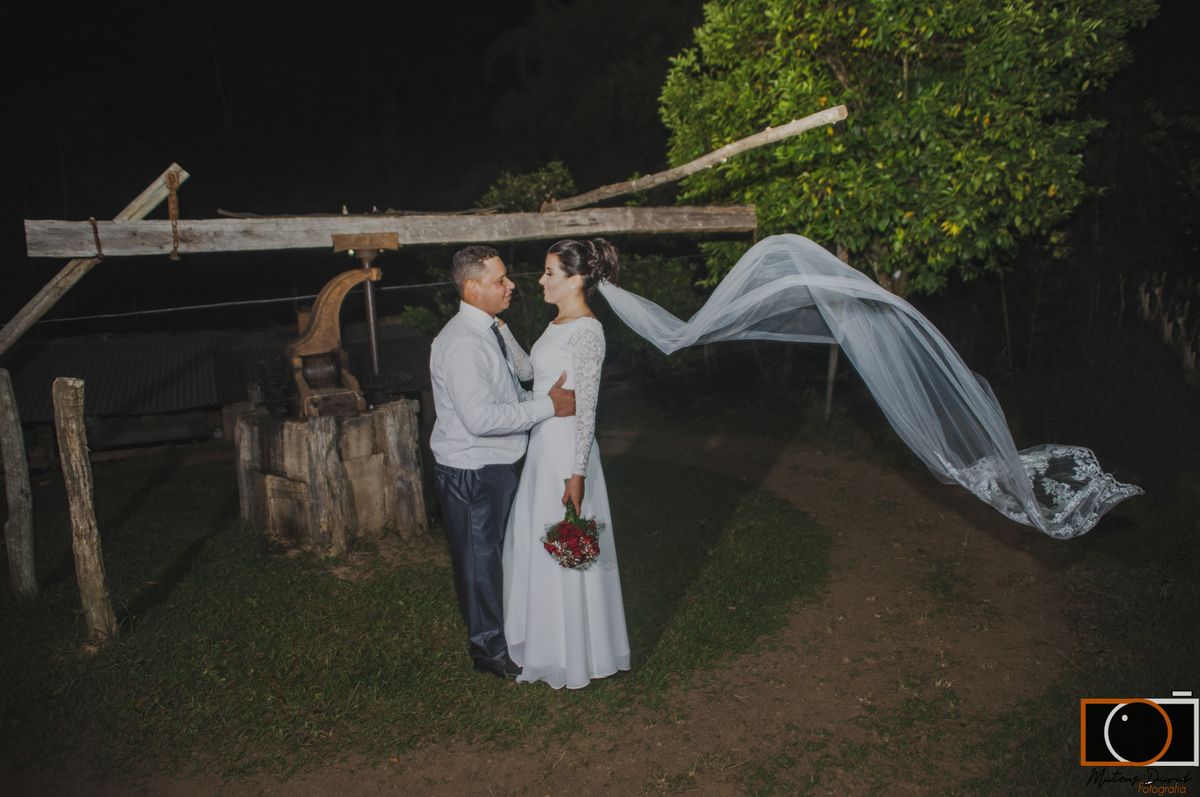 Casamento de Caroline e Adilson juntos no engenho véu da noiva voando
