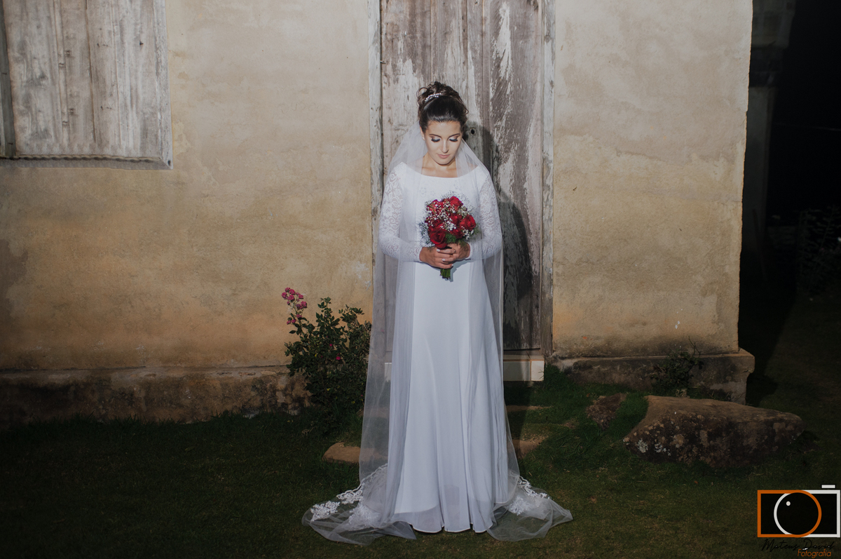 Casamento de Caroline e Adilson noiva com pose na porta