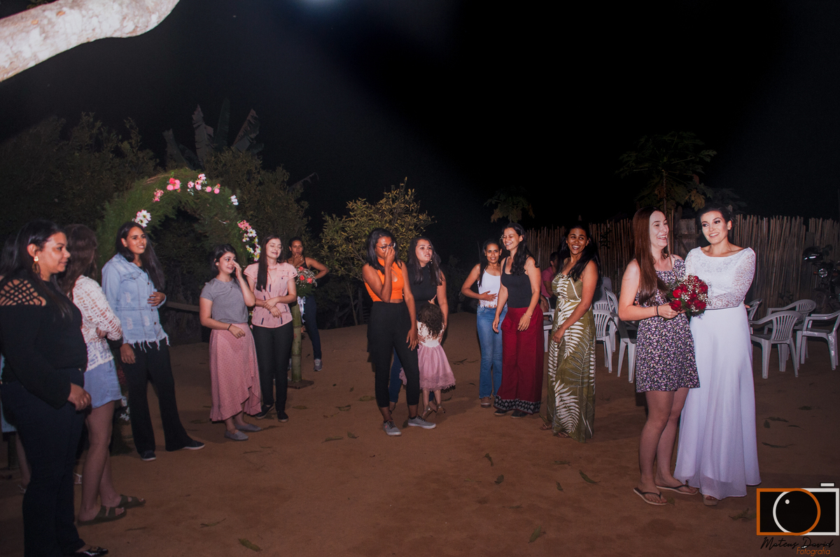 Casamento de Caroline e Adilson jogada do buquê da noiva com convidadas