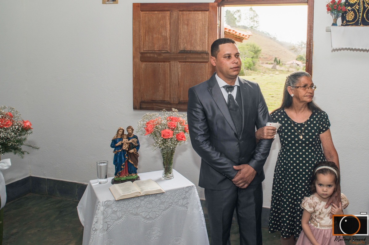 Casamento de Caroline e Adilson noivo olhando a porta abrir com noiva 