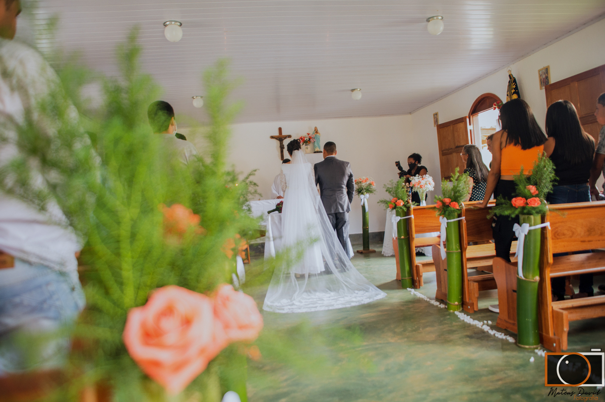Casamento de Caroline e Adilson noivos no altar