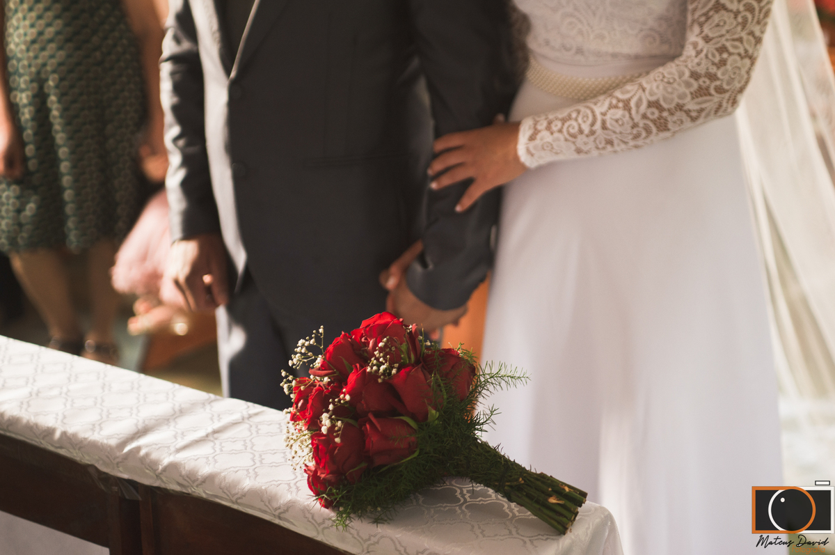 Casamento de Caroline e Adilson noivos mãos dadas 