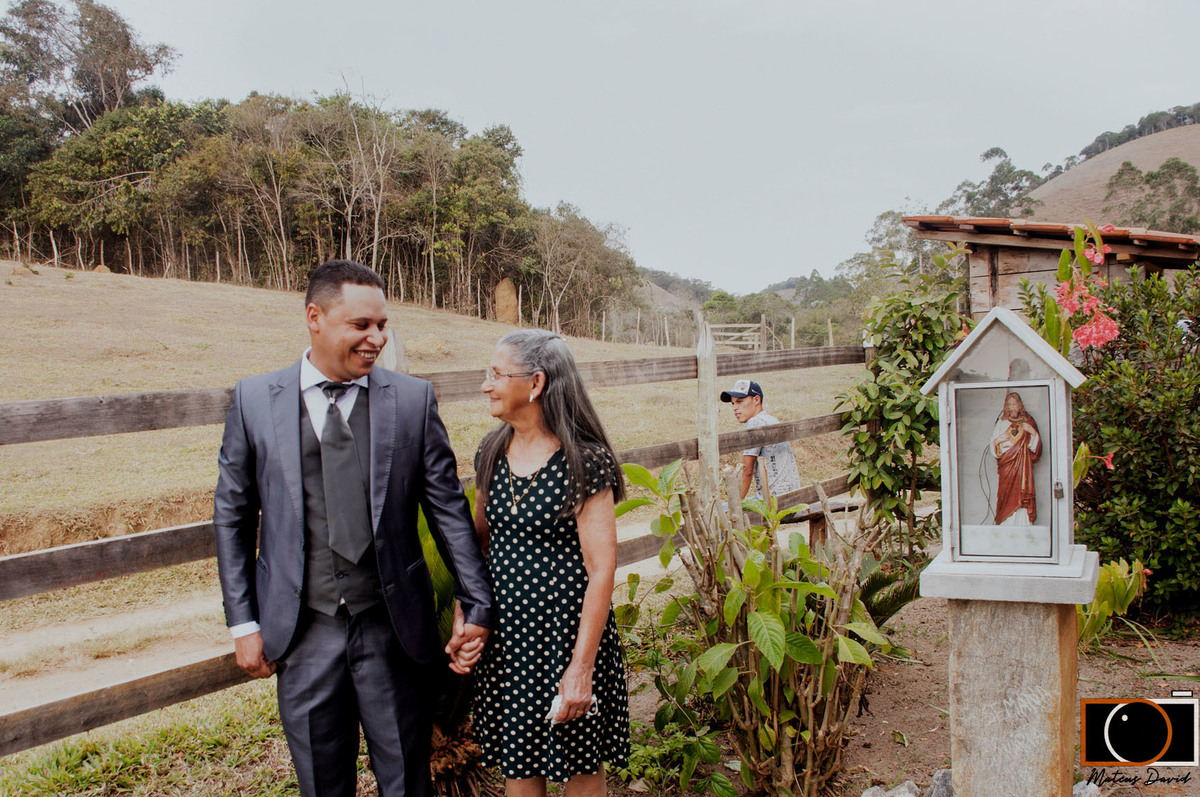 Casamento de Caroline e Adilson noivo com sua mãe rumo ao altar