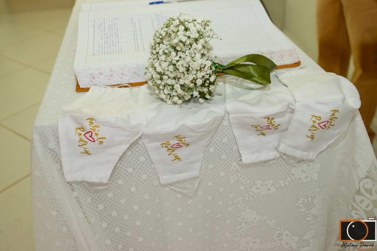 Casamento civil de Fabiola e Rodrigo detalhes livro de registro e mascara corona virus