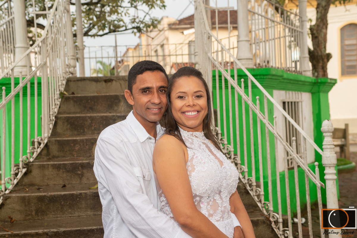 Casamento civil de Fabiola e Rodrigo sorriso pose na praça