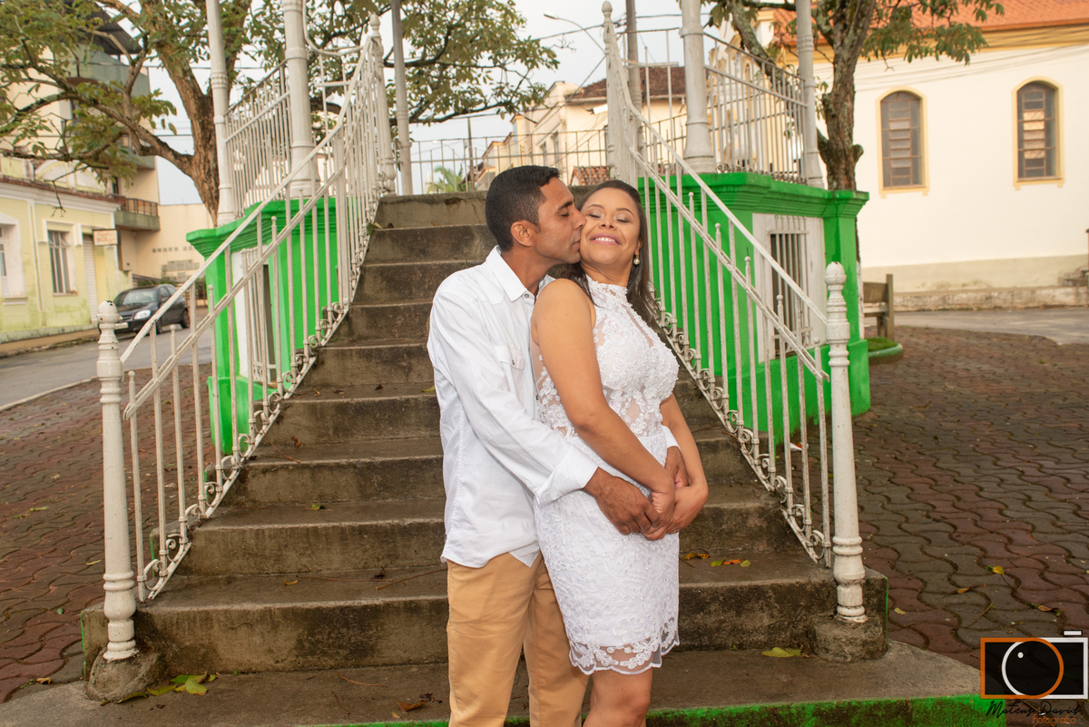 Casamento civil de Fabiola e Rodrigo beijo pose na praça