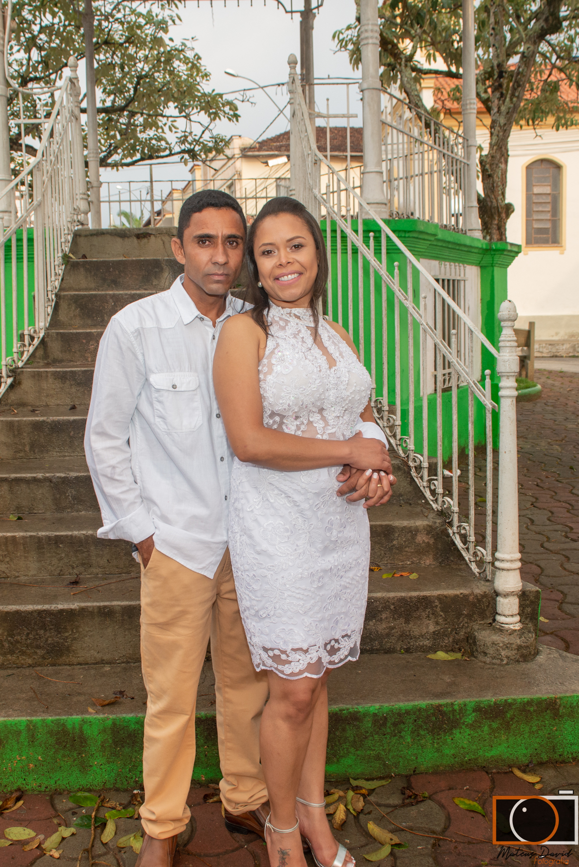 Casamento civil de Fabiola e Rodrigo pose na praça aberto