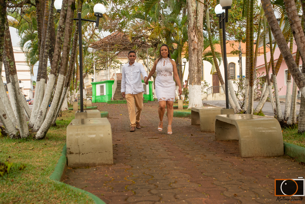 Casamento civil de Fabiola e Rodrigo andando juntos pose na praça