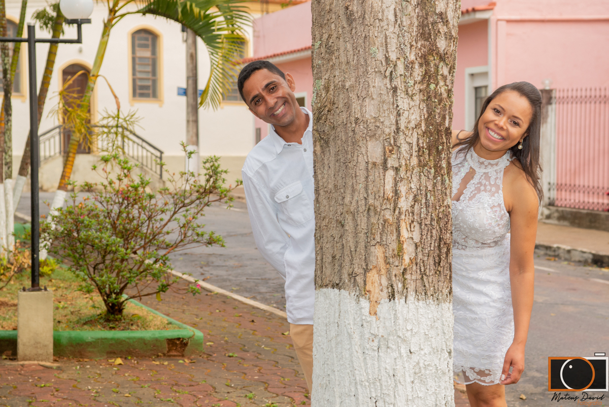 Casamento civil de Fabiola e Rodrigo na árvore pose na praça