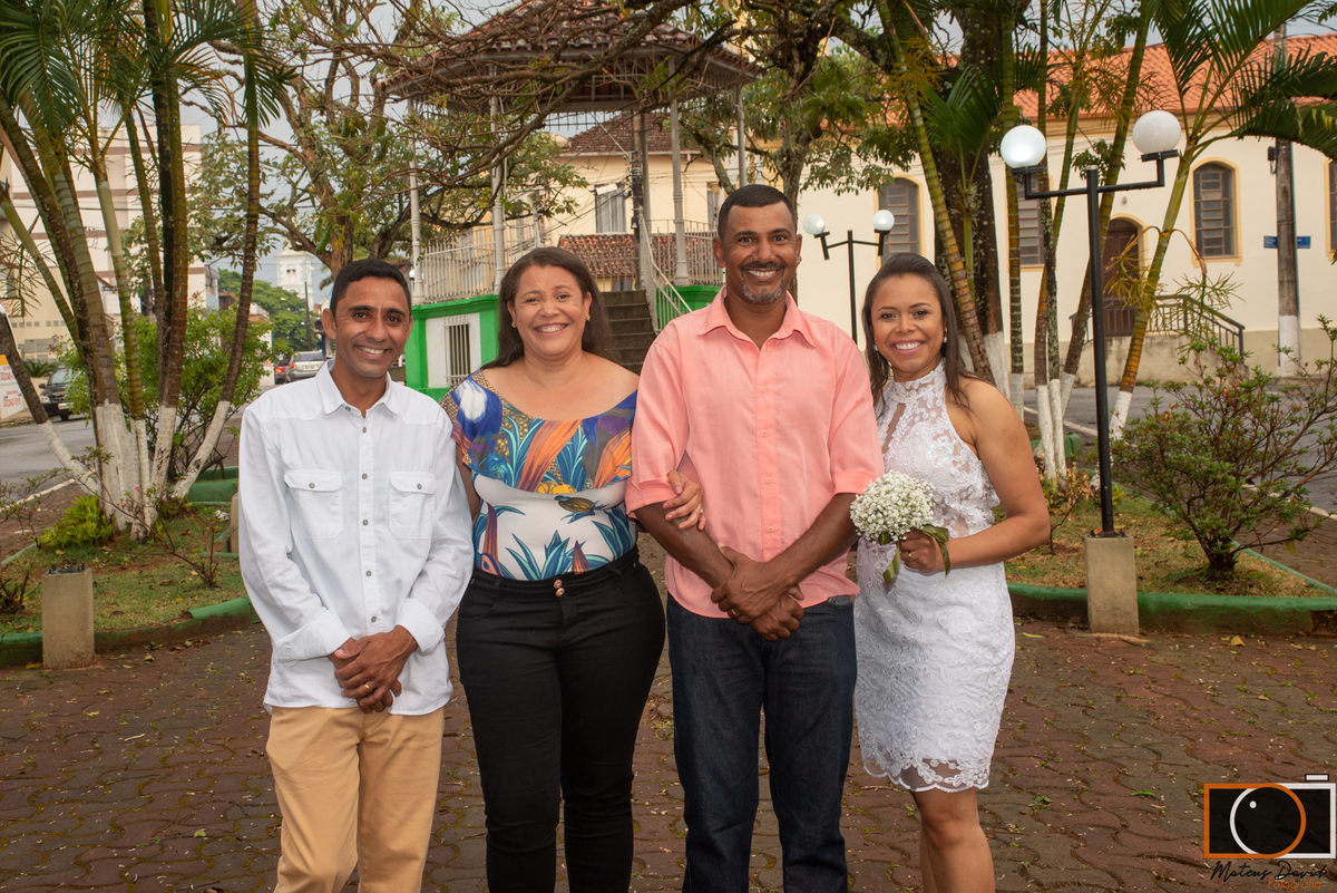 Casamento civil de Fabiola e Rodrigo padrinhos pose na praça