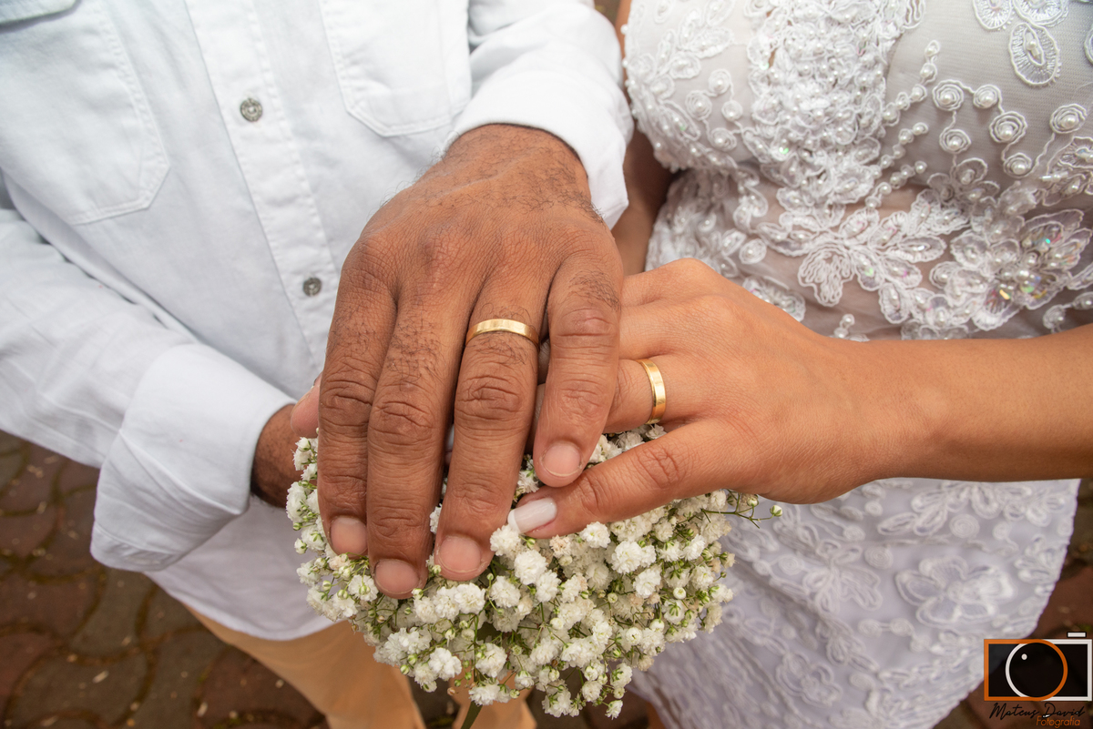 Casamento civil de Fabiola e Rodrigo mãos sobre o buquê