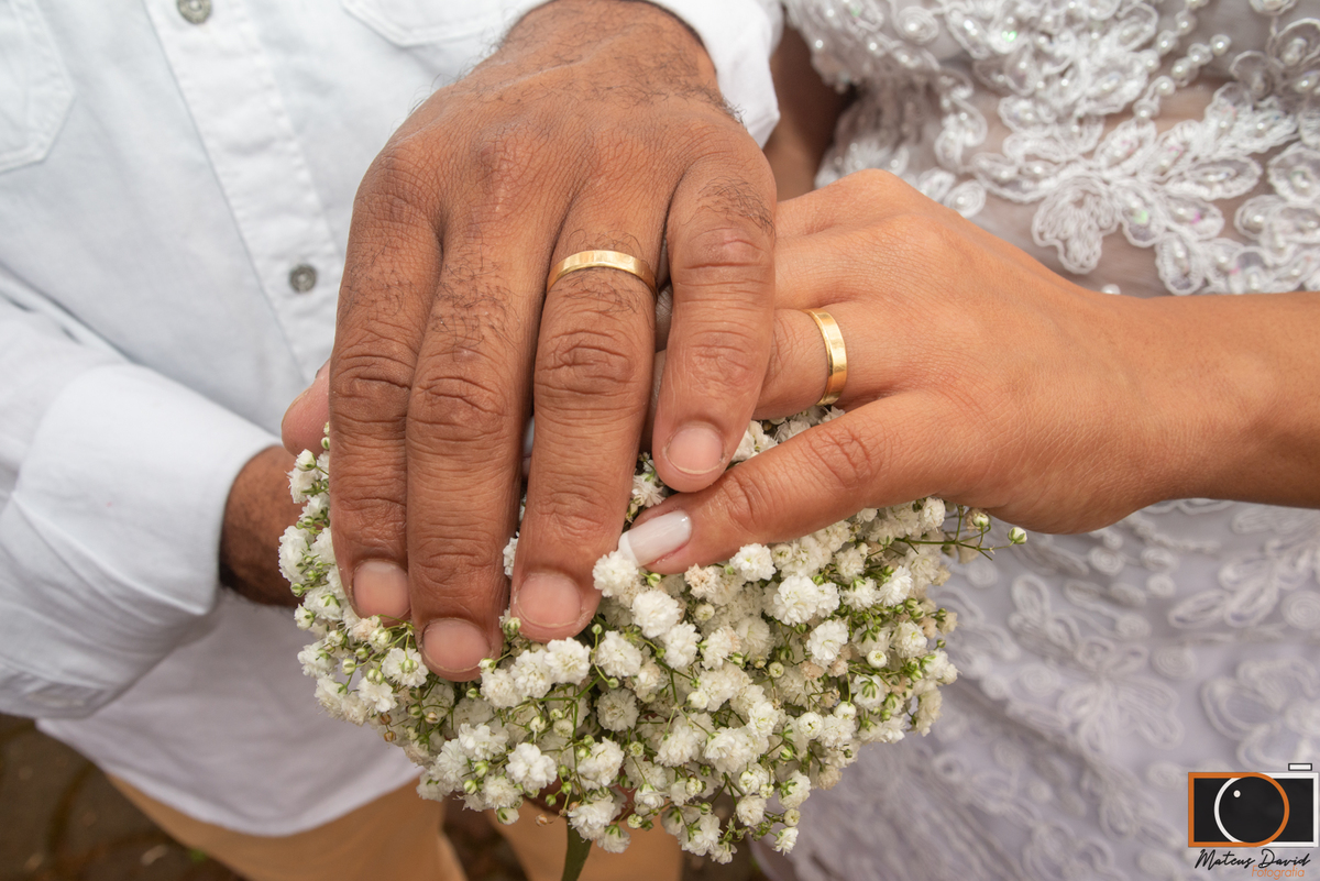 Casamento civil de Fabiola e Rodrigo mãos sobre o buquê perto