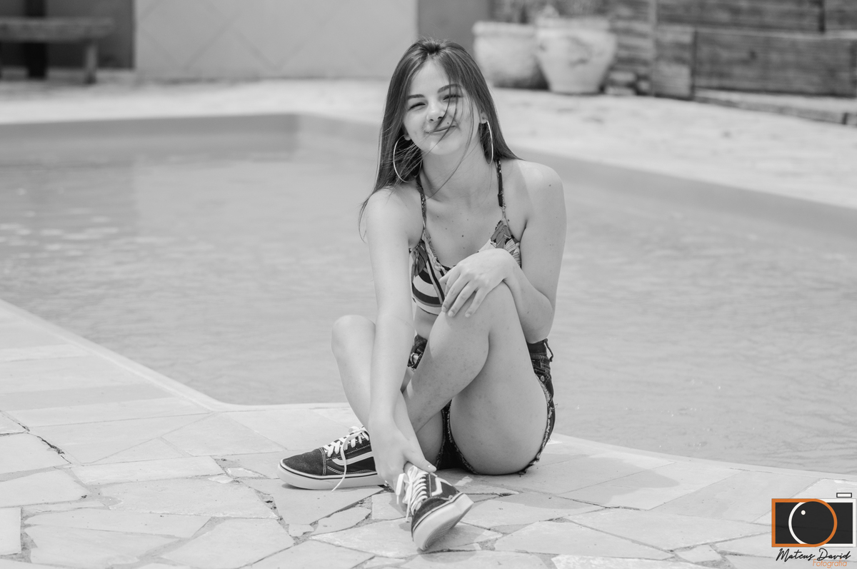 Raissa 15 Anos na piscina sorrindo