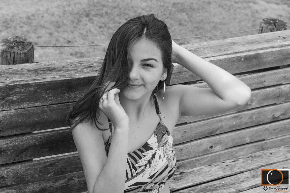 Raissa 15 Anos cabelos em preto e branco