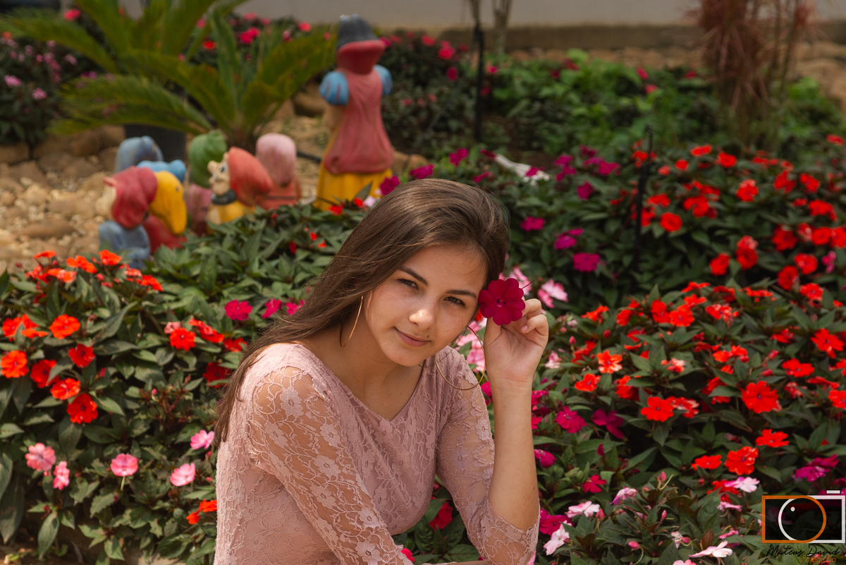 Raissa 15 Anos com rosa no cabelo