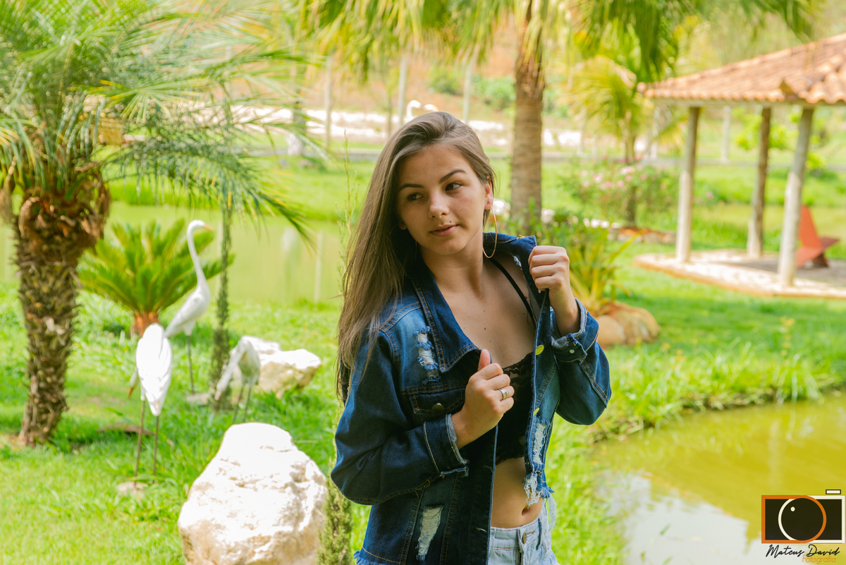 Raissa 15 Anos pose com jaqueta olhar