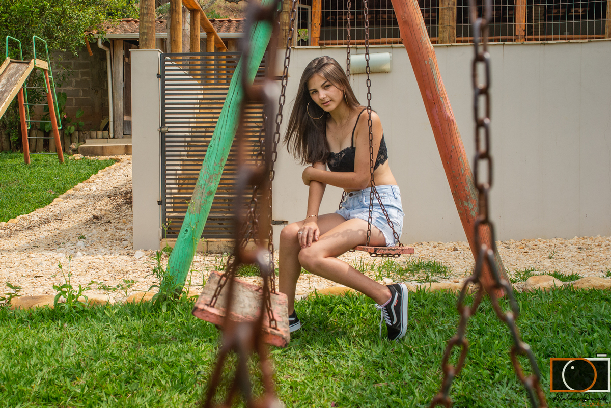 Raissa 15 Anos pose no balanço