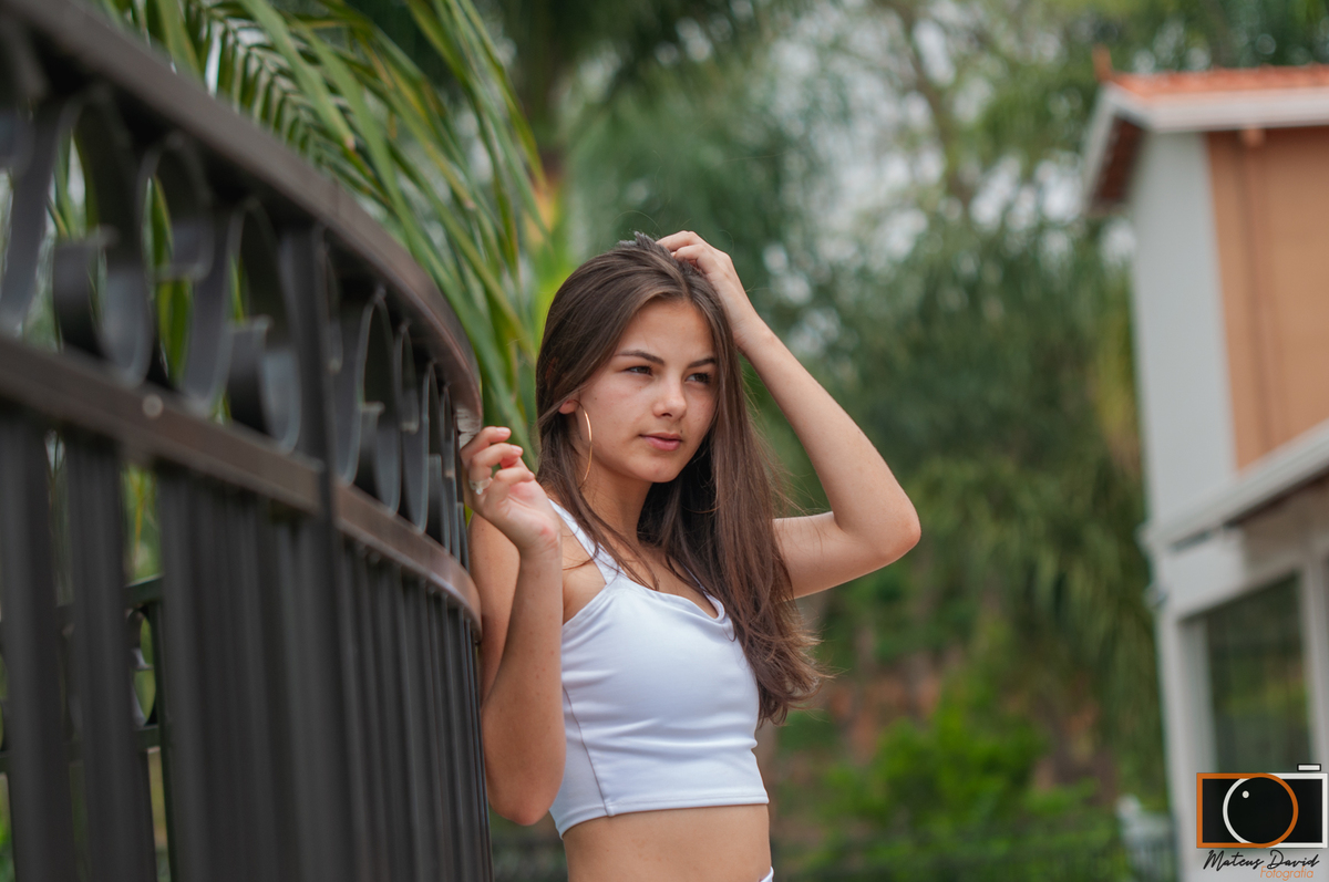 Raissa 15 Anos na grade mão na cabeça