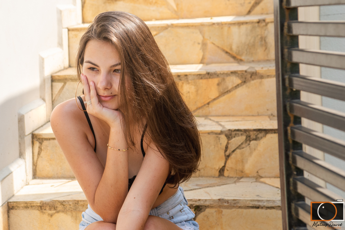 Raissa 15 Anos pose escada mão no rosto