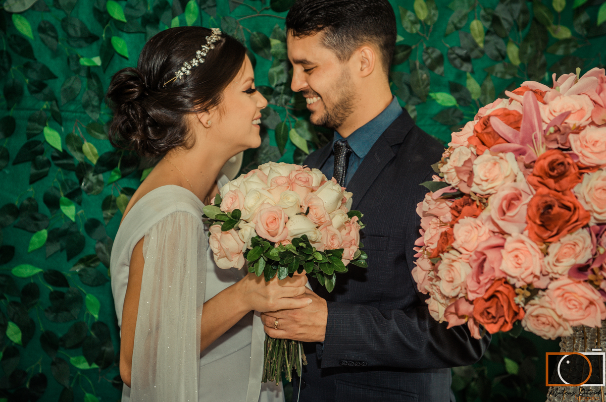 Diego e Fátima casamento poses na mesa do bolo sorrindo
