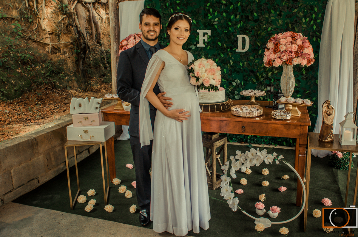 Diego e Fátima casamento poses na mesa do bolo em pé mão na barriga 