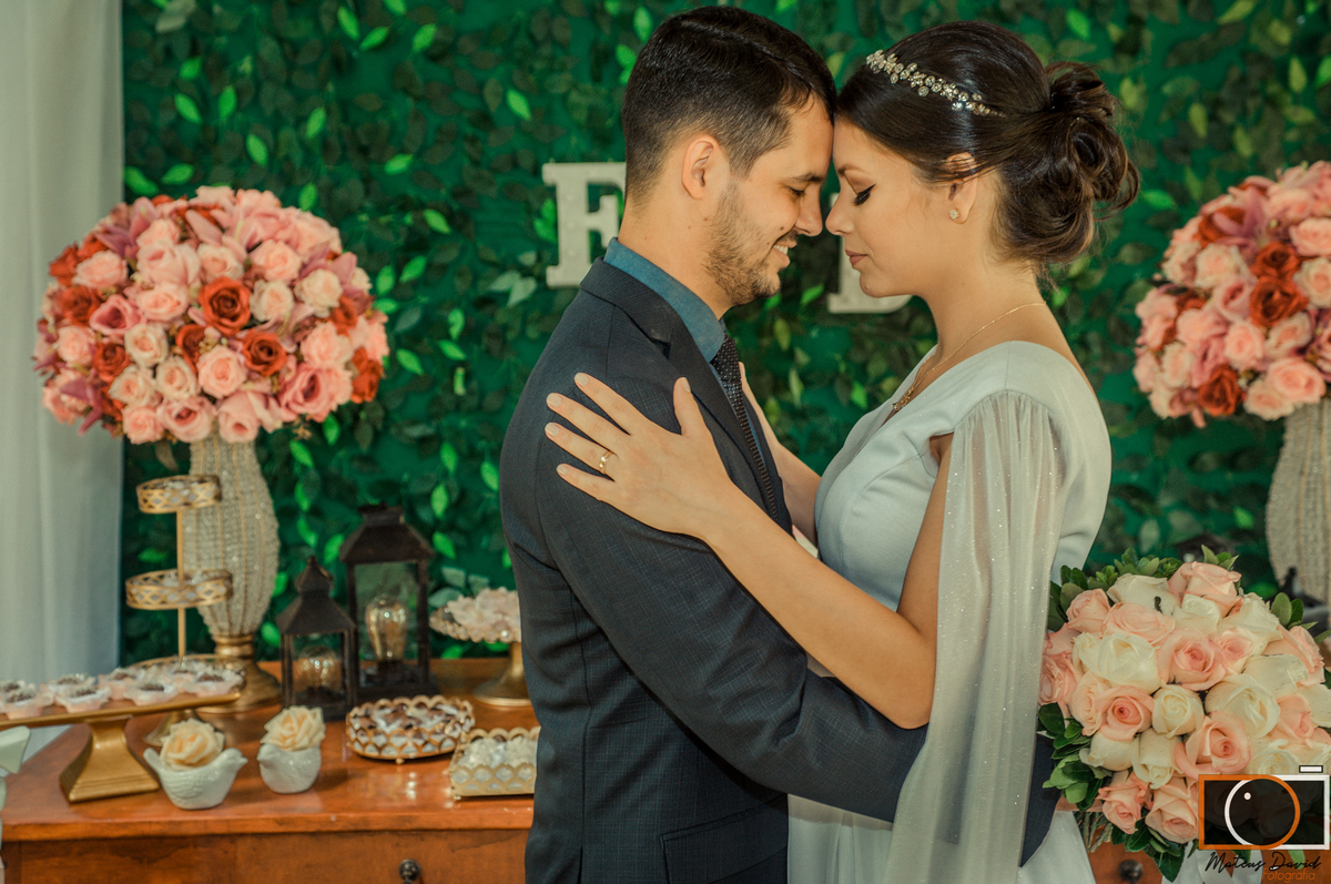 Diego e Fátima casamento poses na mesa do bolo frente para o outro
