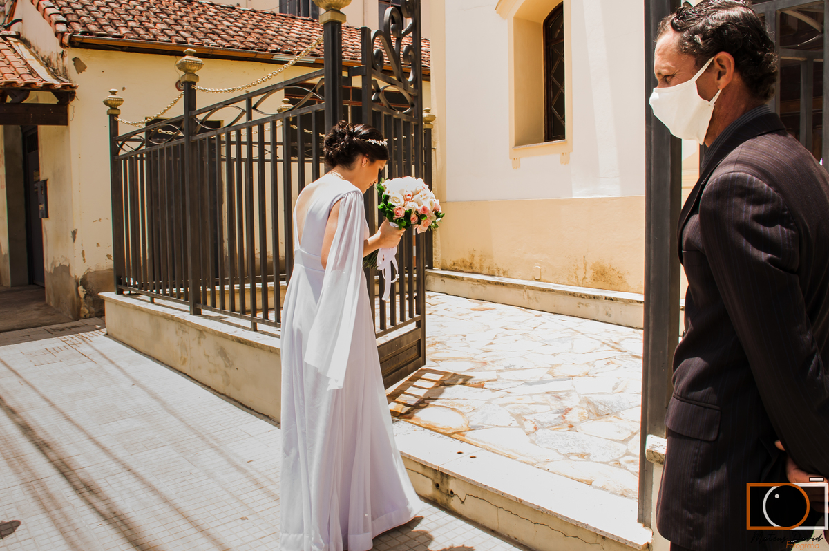 Diego e Fátima casamento Fátima indo para a porta 